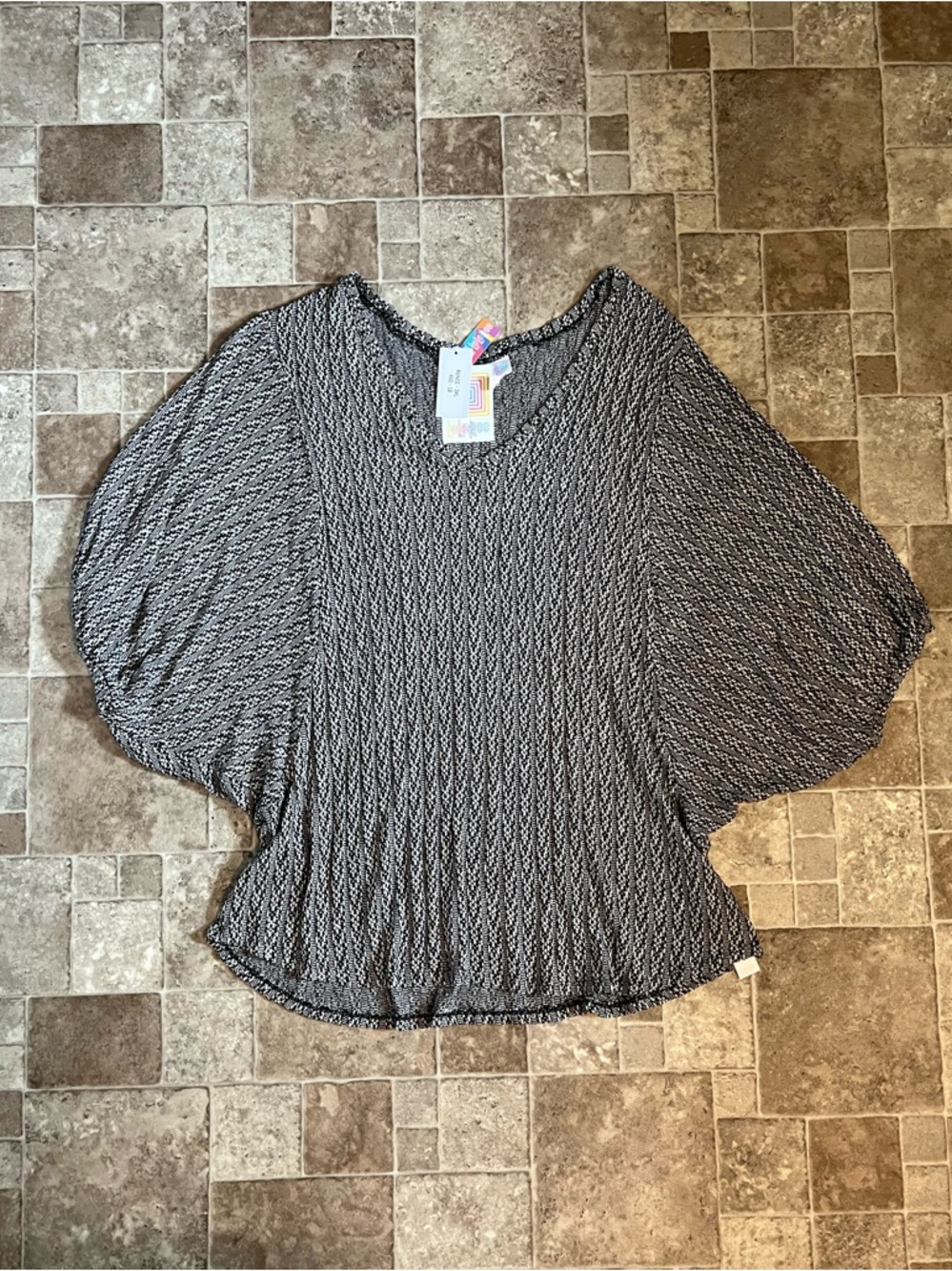 NWT 3X LuLaRoe Black and White Patterned Balloon Sleeved Top
